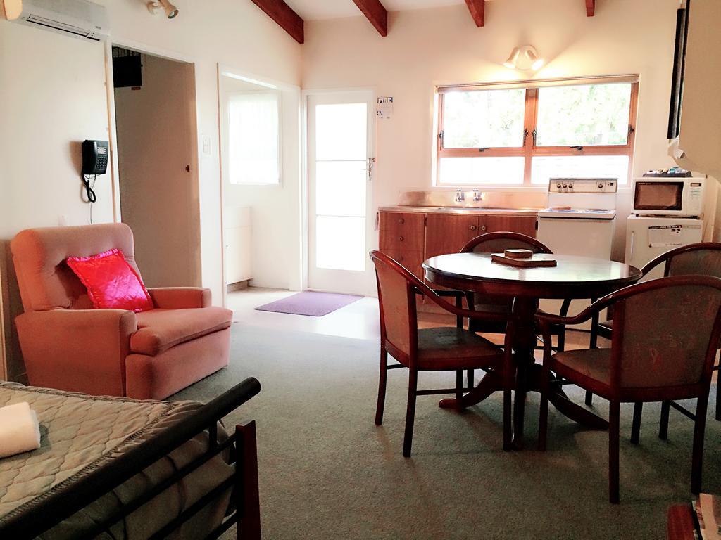 Katikati Motel Bagian luar foto