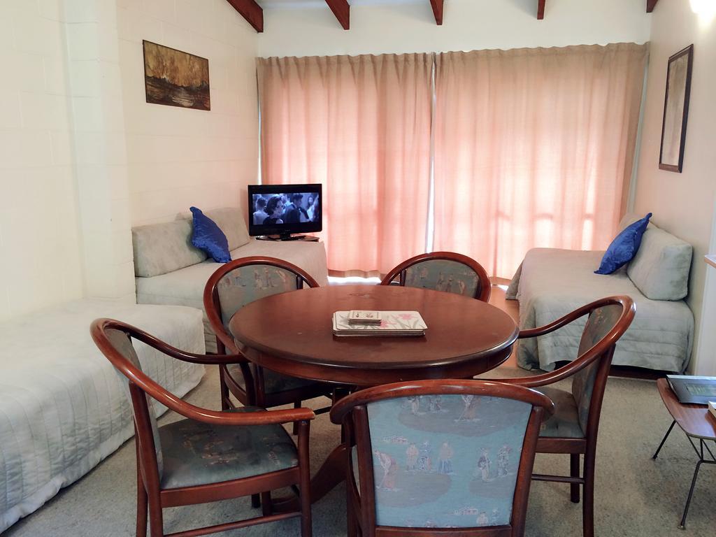 Katikati Motel Bagian luar foto